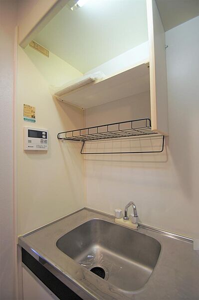 画像12:キッチンには機能的な棚があります。使い勝手良好。
