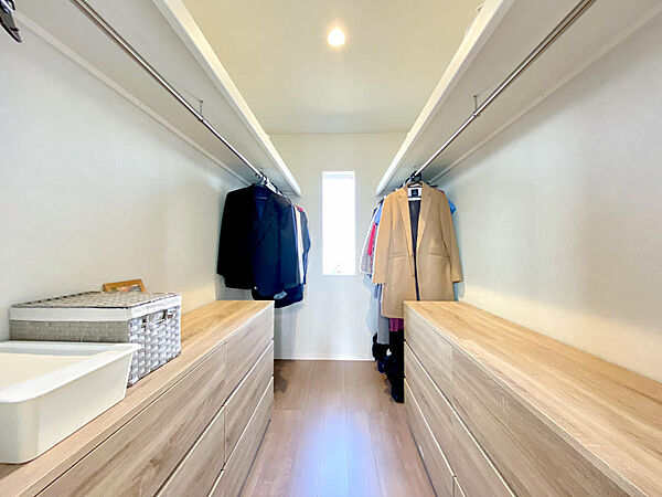 ショップのように衣類を美しく管理できる、憧れの大容量クローゼット。夫婦の荷物も季節ごとに整理でき、お部屋に家具を買い足す必要がないため、主寝室を常にスッキリと広々使い続けられるのが魅力です。