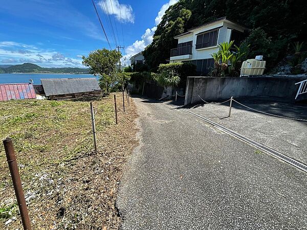 前面道路。左が本地です。