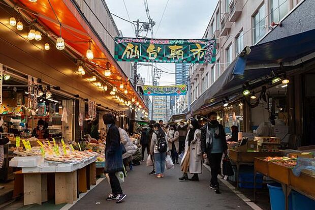 仙台朝市 仙台朝一までは、徒歩14分です。活気あふれる市場で新鮮な食材が揃います！ 1110m