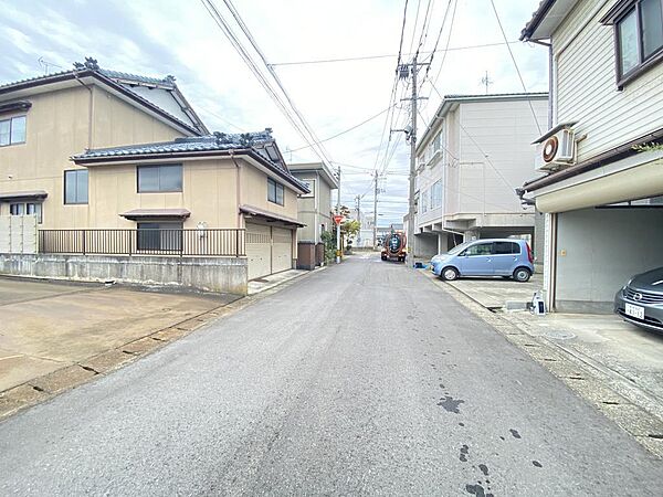 西側前面道路