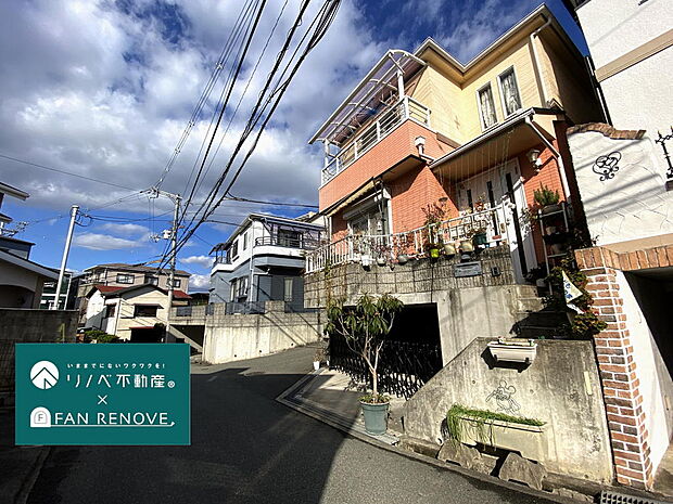 【外観】１階部分の車庫は３台駐車できます。前面道路も広く駐車しやすいですね。徒歩３分のところに、阪急バス『熊野町』停があり、『桃山台駅』や『豊中駅』などに向かいます。通勤・通学に便利な立地です♪