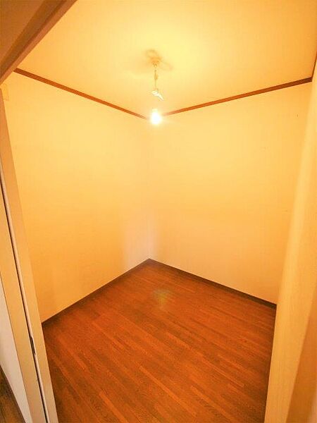 洋室からつながっている納戸には洋服や本を収納できるので、お部屋はすっきり広々と使うことができます。