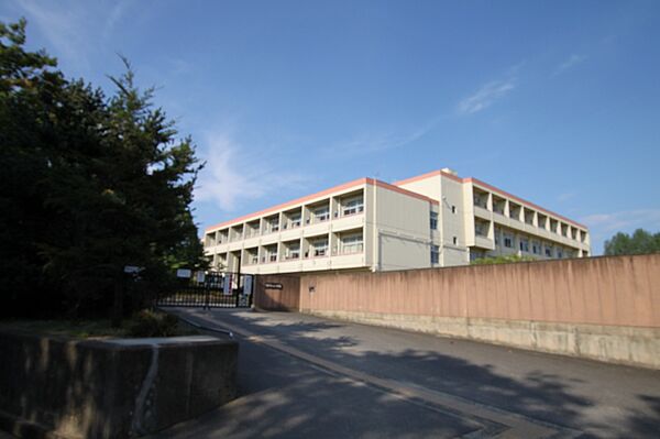 奈良市立東登美ケ丘小学校まで251m