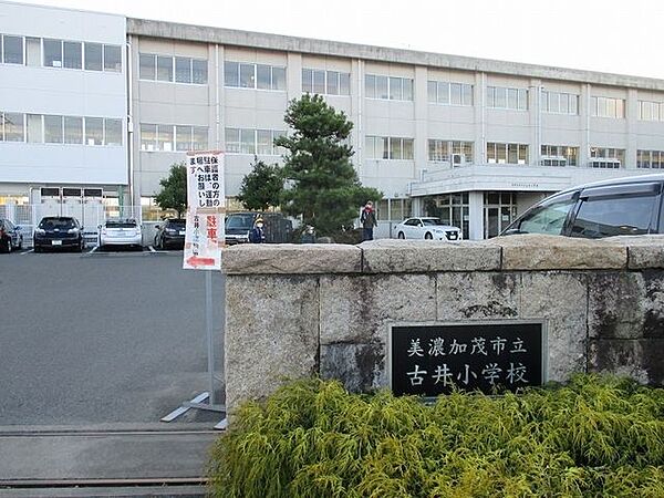 美濃加茂市立古井小学校 2100m