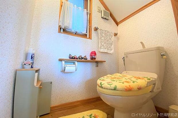 トイレ：階段下のスペースをうまく利用したレストルーム。温水洗浄便座付きです。
