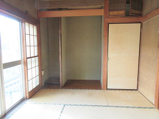 4.5帖の和室です。畳の表替えをします。