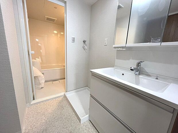 【洗面室】白基調の清潔感のある洗面室♪備え付けの棚もあり、広く利用できるのはポイント♪