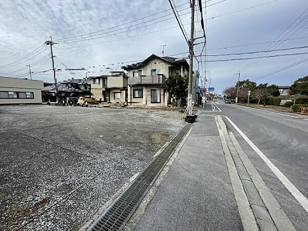 前面道路は広く出入りも楽にできます。