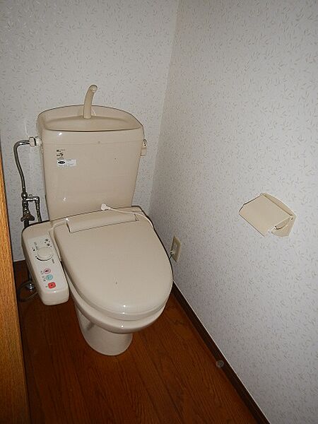 画像8:トイレは暖房便座の温水洗浄機能付です
