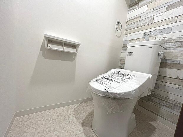【トイレ】白レンガ調の壁がワンポイントのオシャレなトイレ♪温水洗浄便座付も嬉しいですね♪