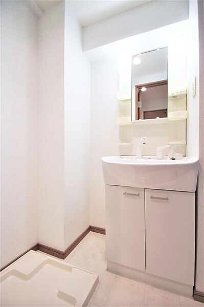画像16:洗面所には洗面化粧台・洗濯機置き場があります。