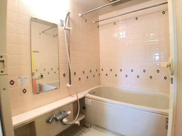ゆとりのある広さの浴室でのんびりバスタイムはいかがでしょうか。