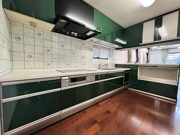【キッチン】 作業スペースが広く確保された壁付けタイプのシステムキッチンです。面倒な食器洗いの手間を省ける食洗機、油汚れなどのお掃除も楽々のIHクッキングヒーターを採用しています。