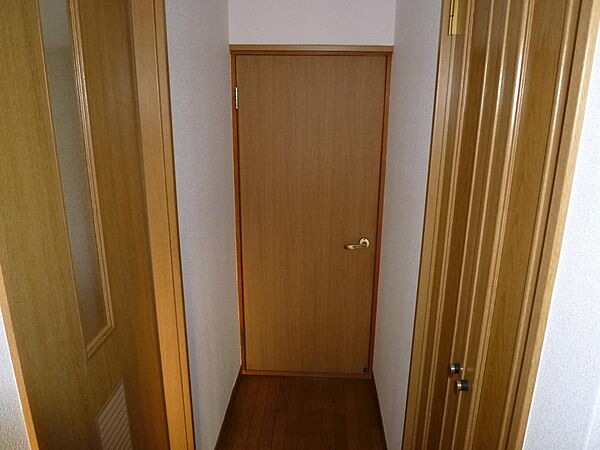 画像11:トイレへの廊下です。左は洗面所、右は収納です。アパート・マンションにはない間取りです。