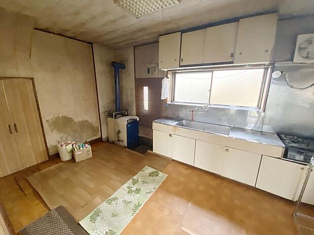 室内(2022年10月)撮影◎本日内覧可能◎7.5帖のダイニングキッチン。十分なスペースで効率よく作業ができそうですね♪