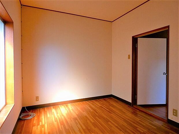 「2階洋室」■ベランダに出られるお部屋なのでお布団を干すことも可能です♪