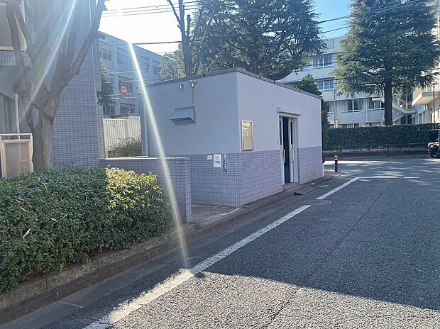 お部屋の中や住環境はもちろん、「管理の良さ」も家を選ぶ大切なポイント。それを把握できる方法の一つが「ゴミ捨て場の綺麗さ」。こちらが綺麗なマンションは、管理の点で既に他の物件に差をつけております。