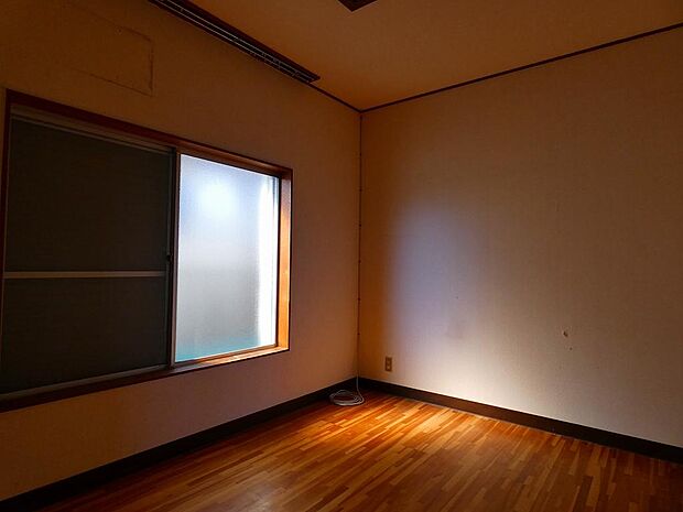「２階洋室」■ベランダに出られるお部屋です。