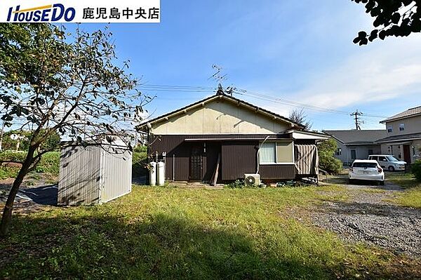 東向き【敷地面積1414.27m2(427.81坪)】上物有り、現況でのお引渡しです。