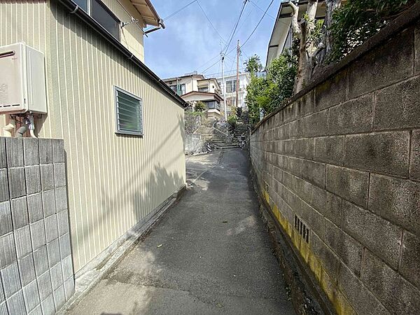 前面道路は車1台が通れる広さ