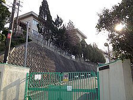 寝屋川市立梅が丘小学校まで525m