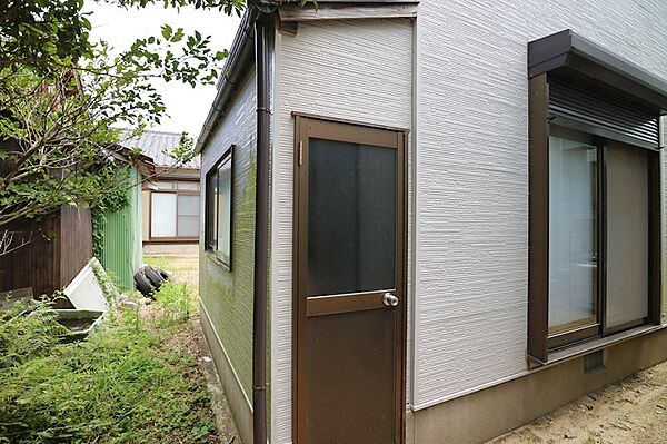 建物後方には差し掛けがあります
