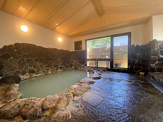 共用の温泉大浴場です。本格的な岩風呂です。温泉の運営につきましては案内時にご説明いたします。