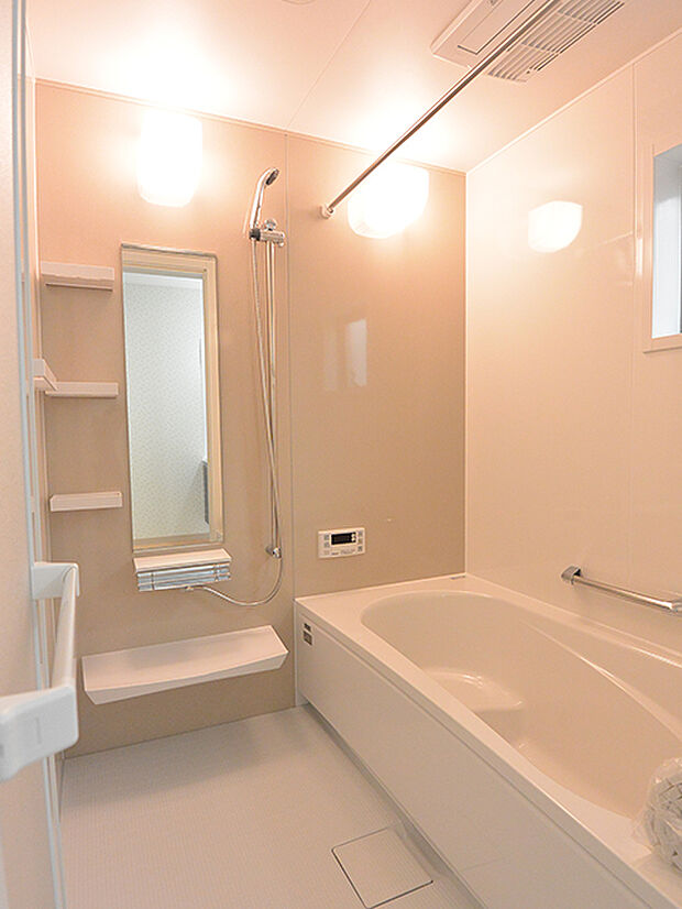 【浴室】浴室は美しい光沢が魅力の「ホーロークリーン浴室パネル」を採用。落ち着いたダークブラウン、ロッシュピンクなど、華やかなカラーもご用意しています。(建物価格1650万円、建物面積100m2)