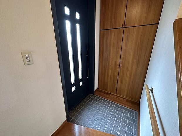 【玄関】玄関は1階と2階にあり、それぞれの生活時間帯を気にせず外出できます。採光窓のある玄関扉のため、明るい陽光が差し込みます。