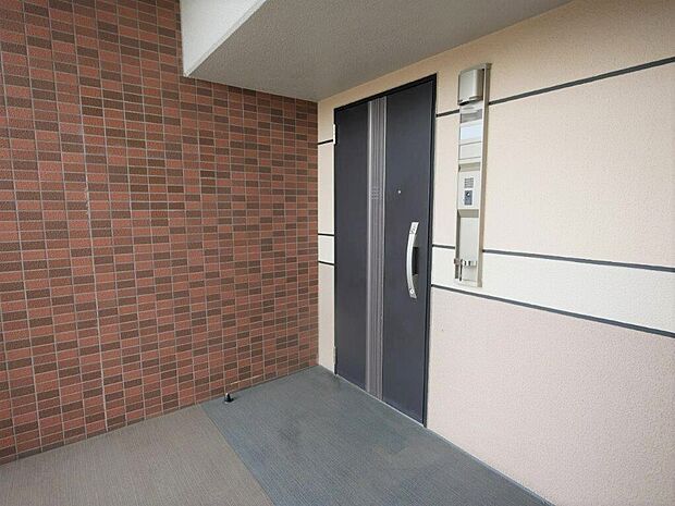人気の角部屋です。ドアを開けた時でも共用廊下から内部が見えにくいです。