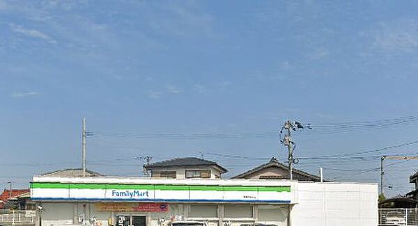 ファミリーマート 香春中津原店 距離約800ｍ（徒歩約10分）