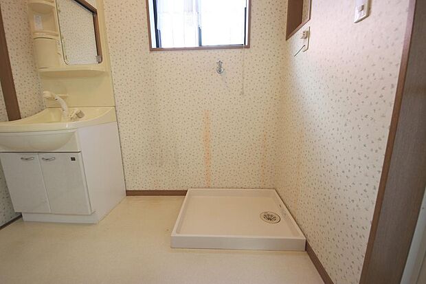 シャワーヘッドの付いた洗面化粧台ヽ(　^^　)ノ窓もあり換気もしやすいですね　室内洗濯パン付きでもしもの時に安心です　