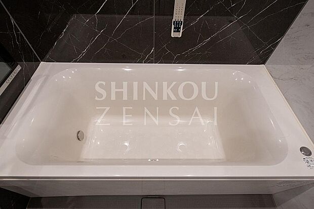 １．６ｍ×２．０ｍ（オートバスを採用した快適な浴室。ナノシャワー・バブル浴で寛ぎのバスタイムが実現）