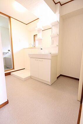 （洗面所）■床...