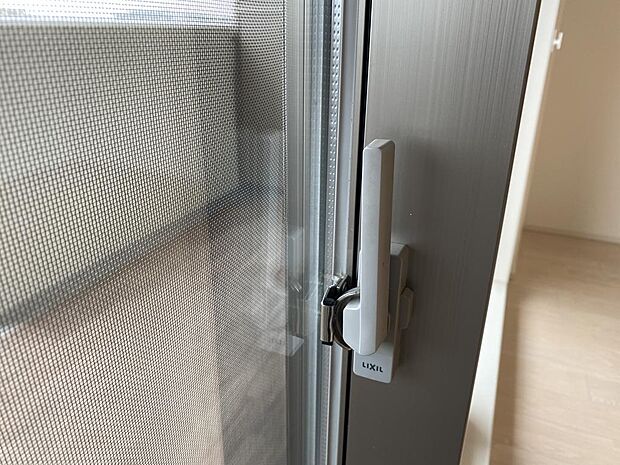 【ペアガラス】窓はペアガラスになっています。断熱・遮熱効果があるため冷暖房の効率も上がり、家計にもやさしいですね。そのほか、防犯対策としても◎防音効果、結露対策などメリットがたくさんあります。
