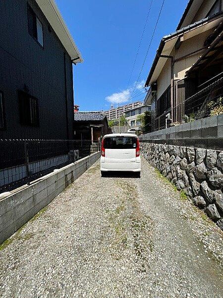 大里ICまで車で約２分（約１ｋｍ）の立地です。