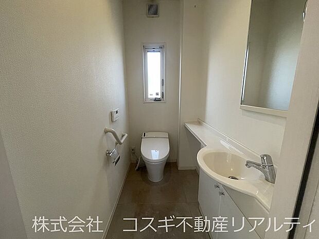 十分な広さと清潔感のあるトイレになっております。