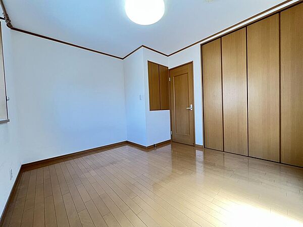 【洋室約6.5帖】収納スペースが2か所に備わり、住空間を広くお使いいただけます。各洋室に収納が設けられています。