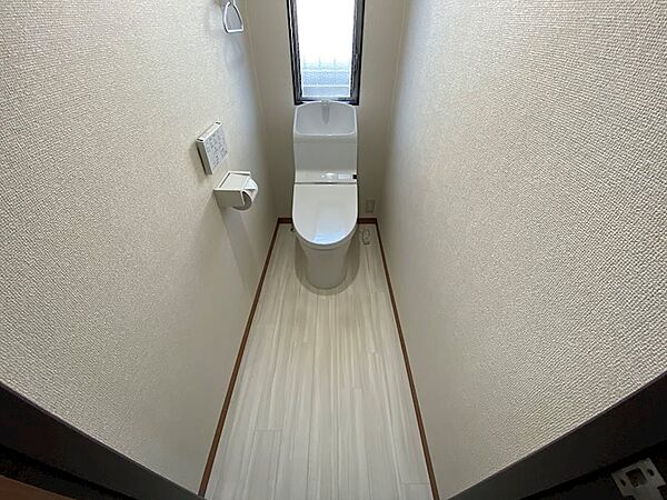 奥行きもあり綺麗なトイレ