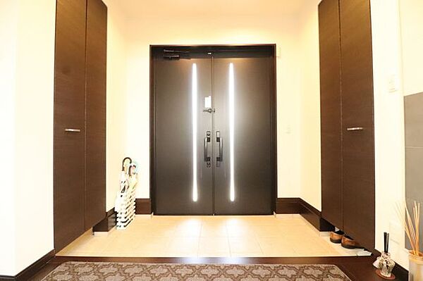 いつも気持ちよくご家族を迎えられるシューズクローク付き。