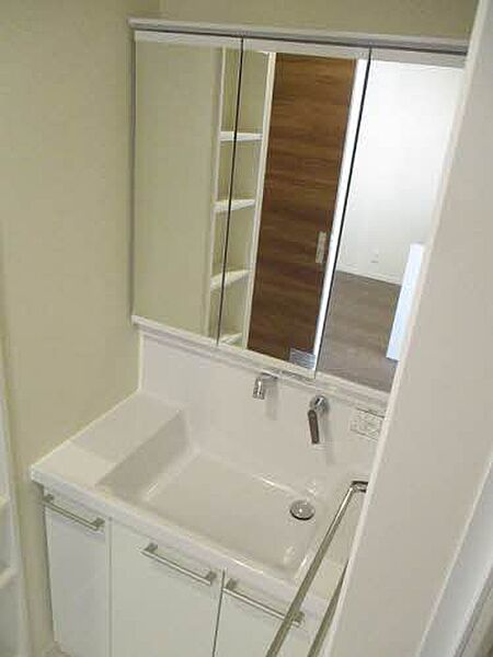 画像6:鏡が大きいシャワー付きの洗面台(*^_^*)