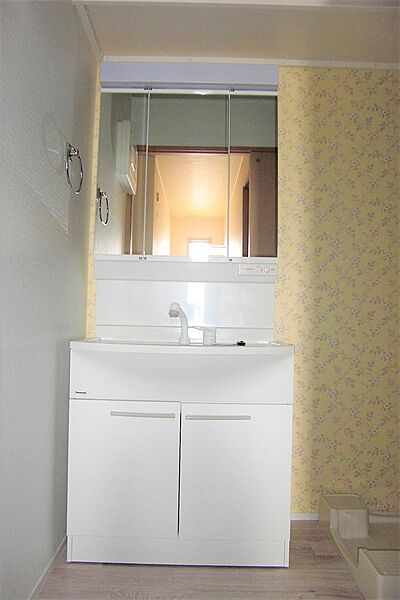 画像13:洗面室には三面鏡のシャワードレッサーを搭載。