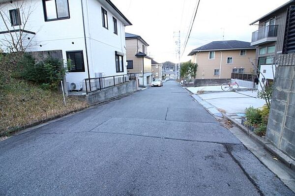 前面道路幅員約6ｍです。大通り沿いではないため、車通りも多くなく安心して駐車していただけます。