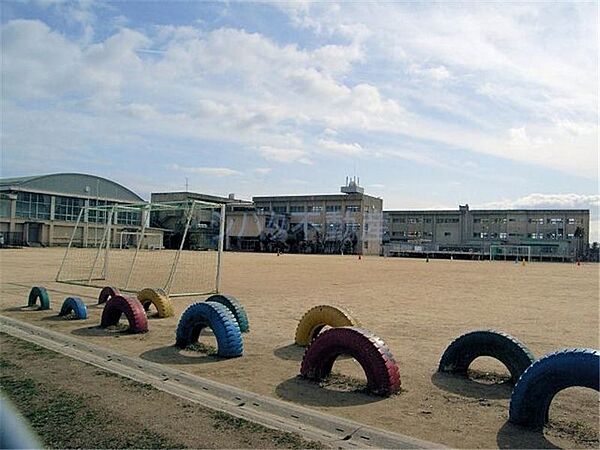 金城小学校　約855ｍ