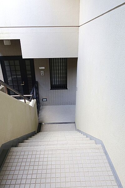 エントランス階は3階です。お部屋のある2階には、こちらの階段を下ります。
