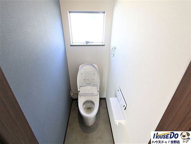 トイレに窓があるので換気もしっかりでき、ウォシュレット付きのトイレは快適で、いつも清潔に保たれます。