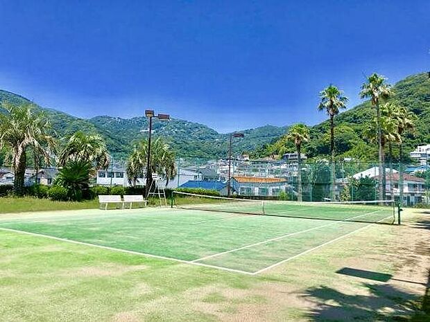 【テニスコート】敷地内にはテニスコートも完備。一日中、飽きることなく休日を堪能できます。