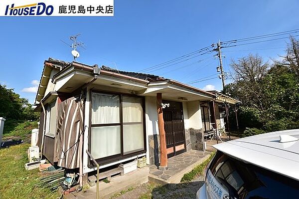 東向き【敷地面積1414.27m2(427.81坪)】上物有り、現況でのお引渡しです。