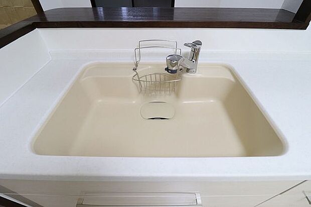 大きめの鍋も洗うことができる広さのシンクは、スポンジなどの水切りスペースがあらかじめ設けられているので無駄のない設計に！